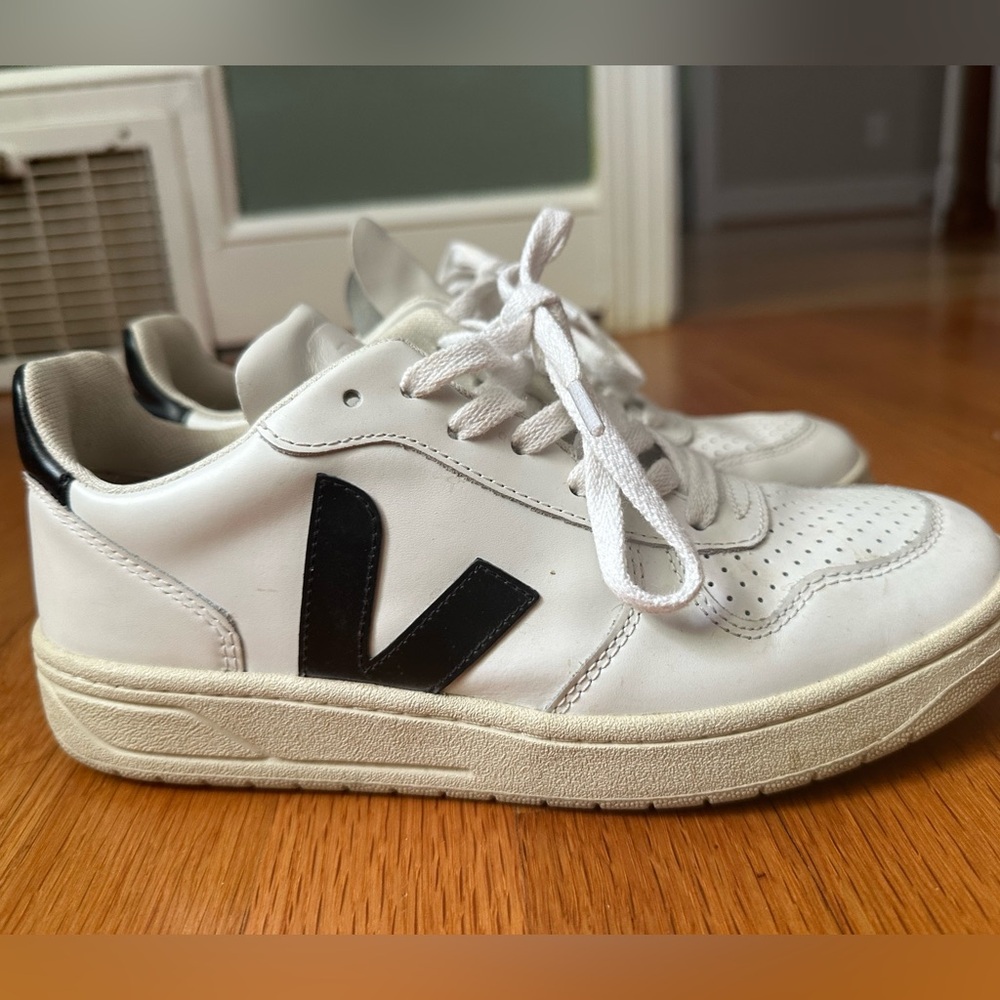 Vega v-10 sneaker size 7 like new